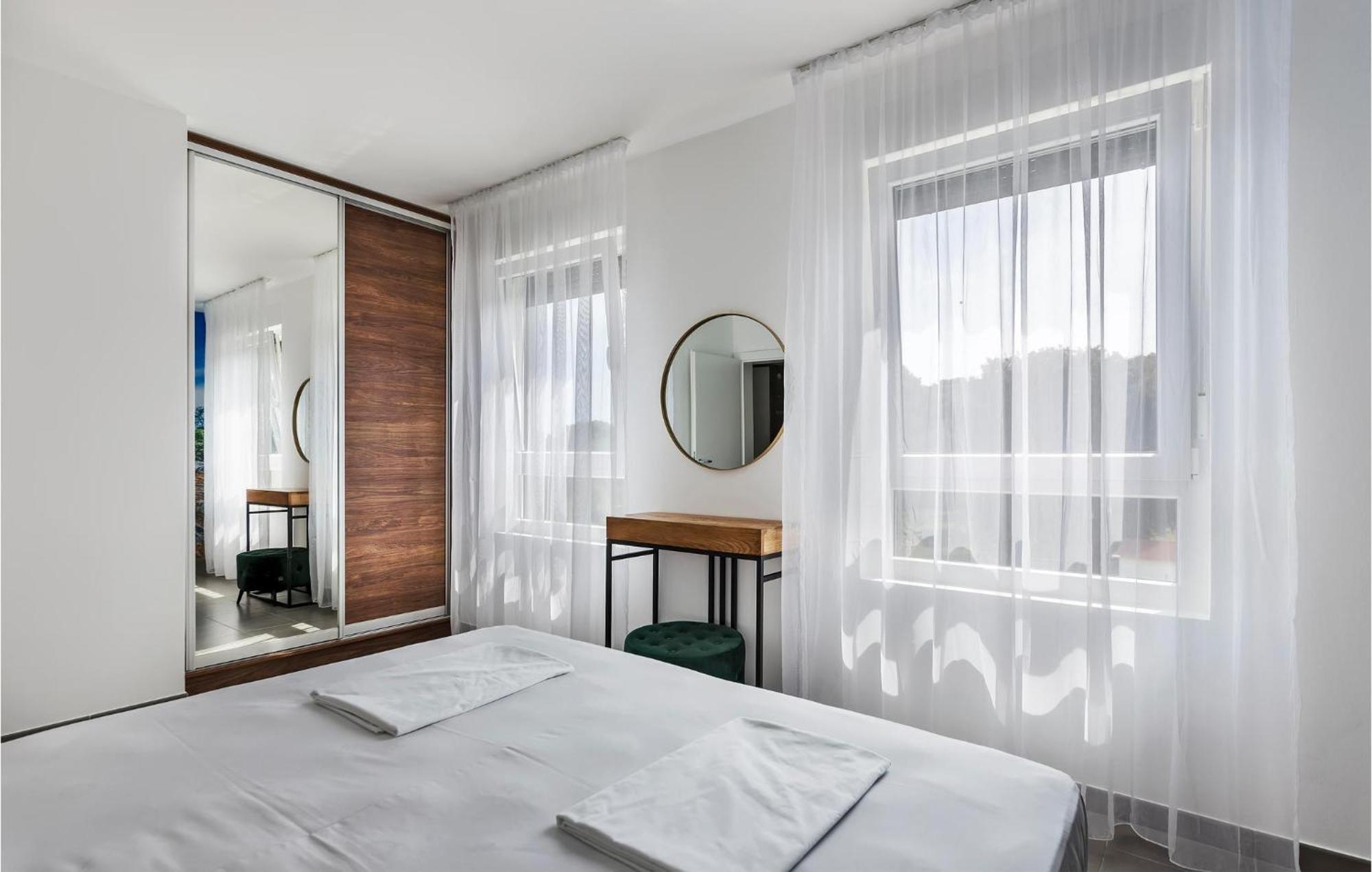 Amazing Apartment In Premantura With Kitchen Luaran gambar