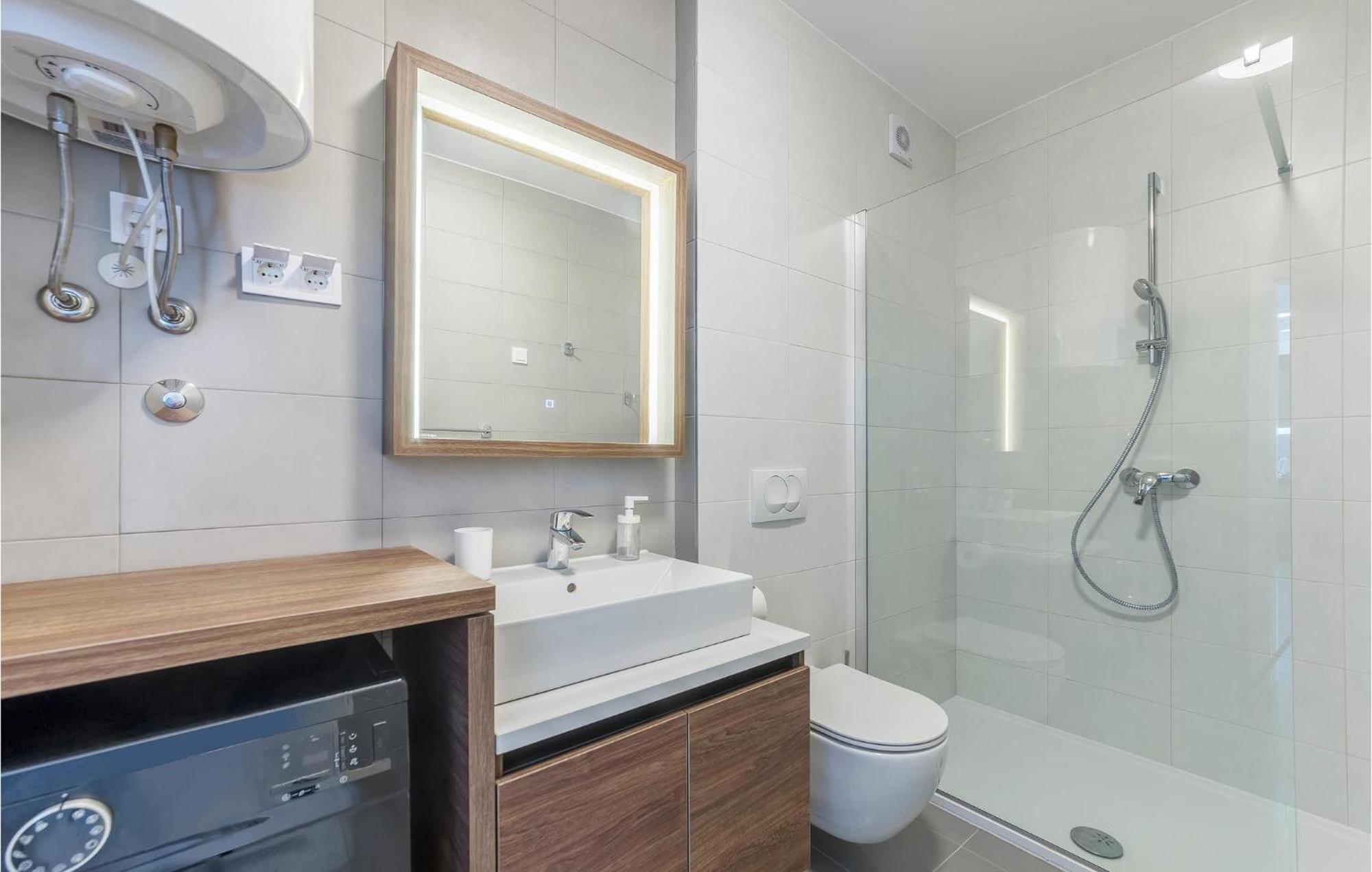 Amazing Apartment In Premantura With Kitchen Luaran gambar