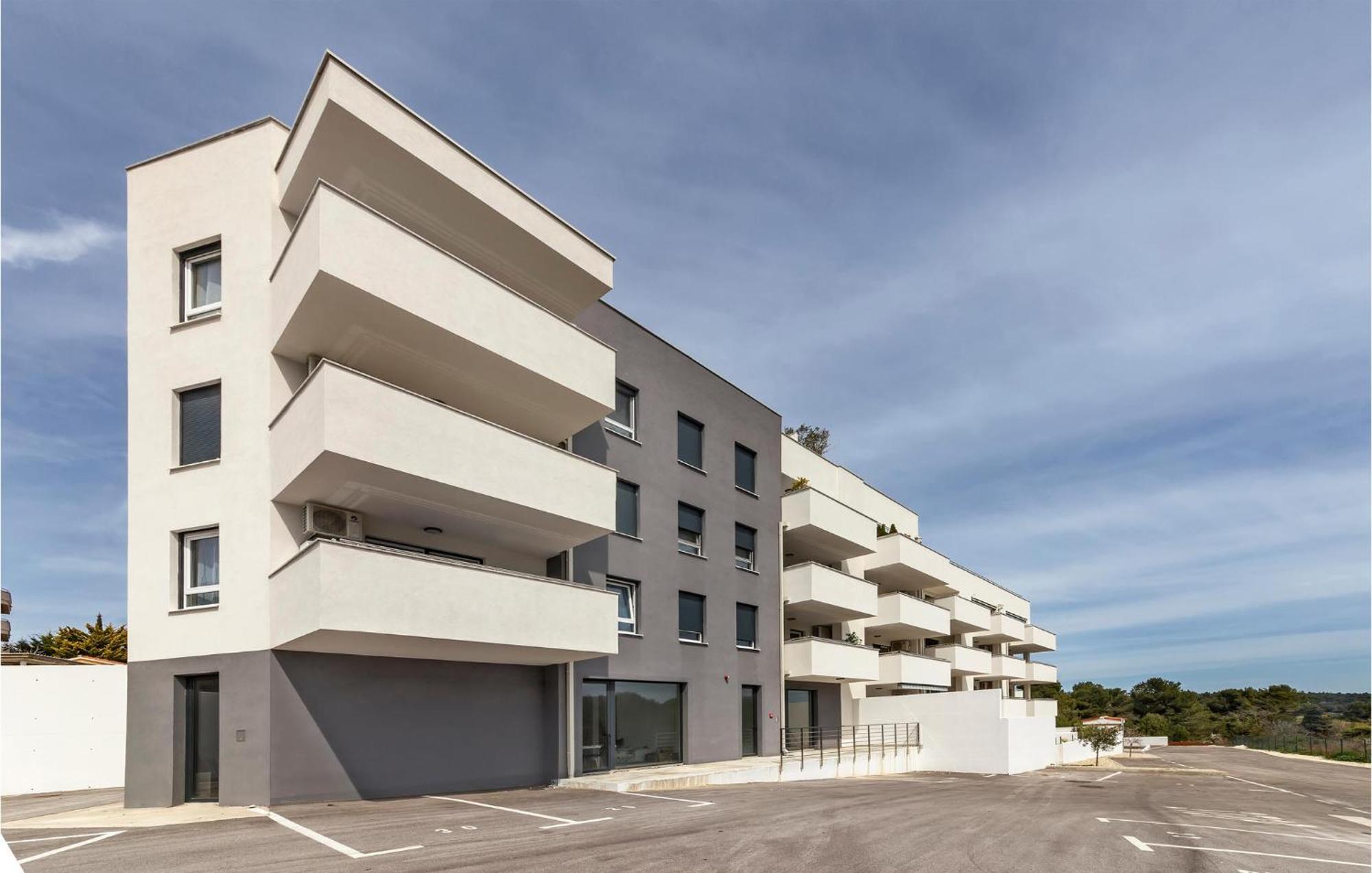 Amazing Apartment In Premantura With Kitchen Luaran gambar